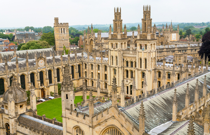 外事邦海外留学平台：选牛津还是剑桥？热门英国大学优缺点对比！